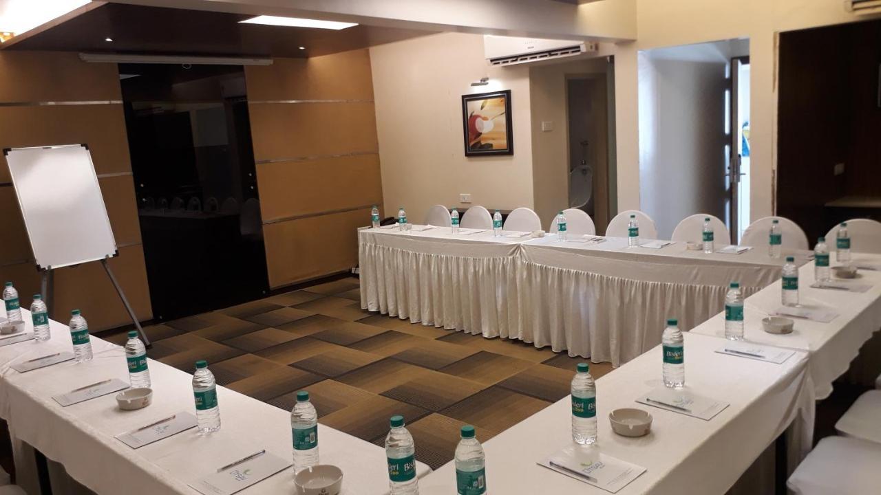 Hotel Utsav Deluxe Pune Dış mekan fotoğraf
