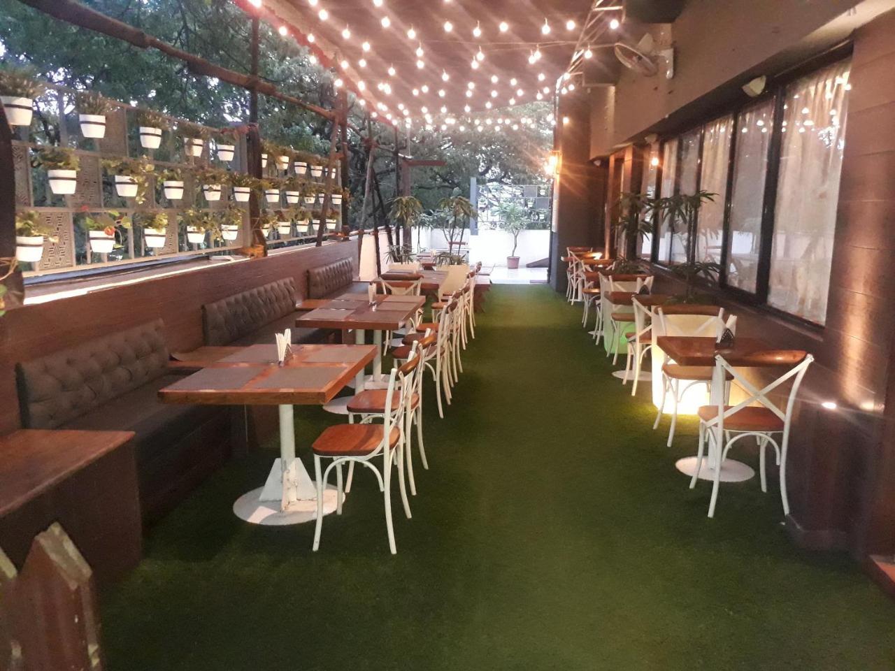 Hotel Utsav Deluxe Pune Dış mekan fotoğraf
